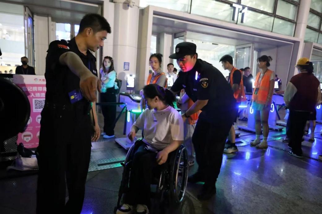 C:/Users/Administrator/Desktop/“安保鐵軍、硬核保障”2024系列報(bào)道四十二——南京市保安服務(wù)有限公司成功護(hù)航張碧晨「今兒個(gè)開(kāi)心」十周年巡回演唱會(huì)南京站安保任務(wù)/5.jpg5