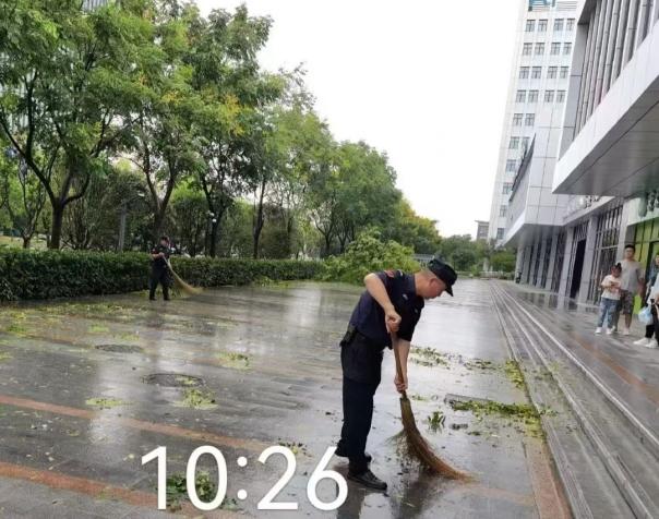 C:/Users/BA/Desktop/風(fēng)雨過后南京保安迅速行動(dòng)，恢復(fù)安“寧”面貌/5.jpg5
